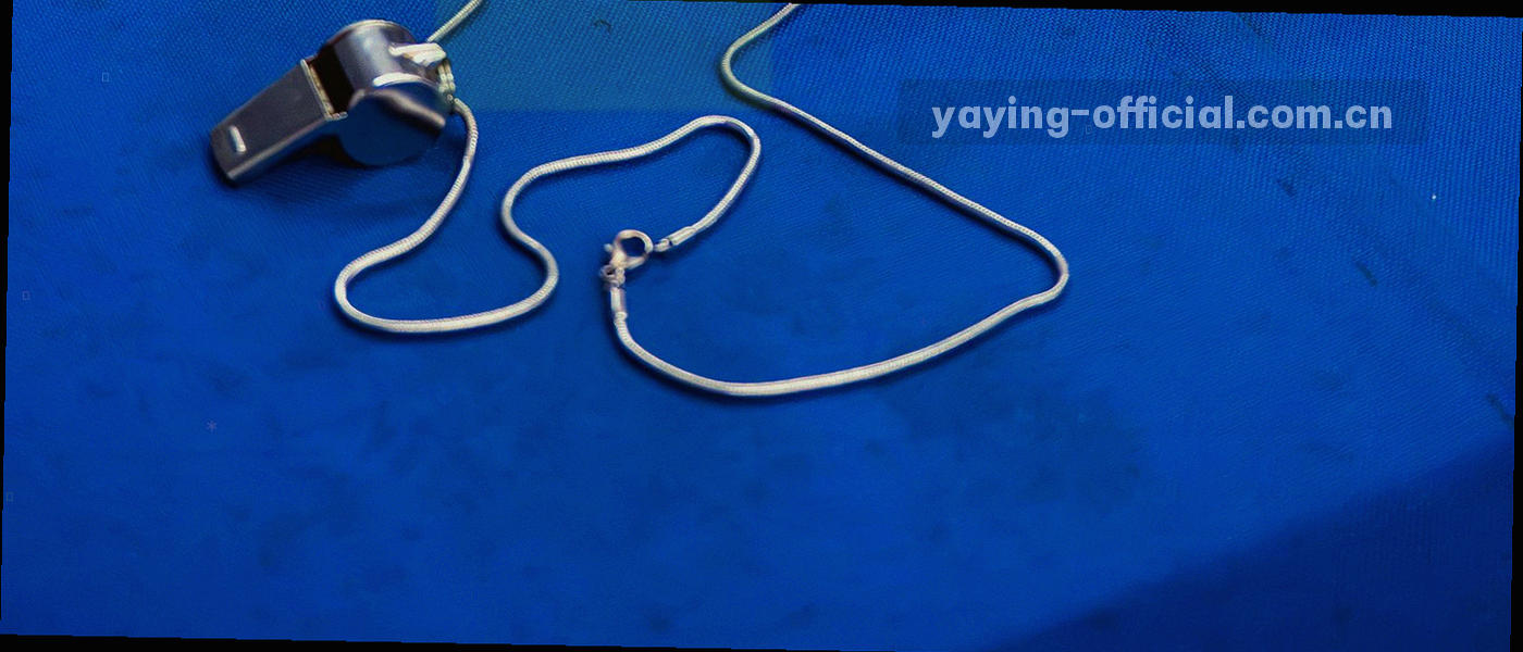深靛蓝底上流动的抽象数据线条纹理，低饱和度，无具体文字